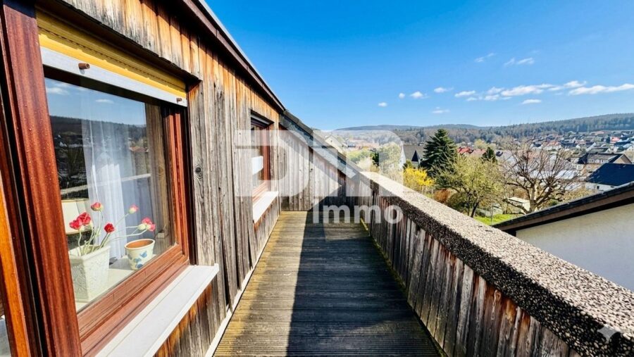 Gepflegtes 1 bis 2 Familienhaus in gesuchter Ortsrandlage mit Panoramablick - OG / DG Balkon Panorama